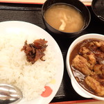 松屋 - 「ごろごろ煮込みチキンカレー　並盛」（590円）