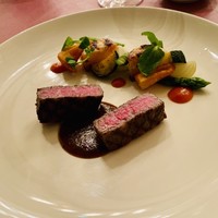 アリス イン 高松 - 肉料理～讃岐オリーブ牛ロースのグリエ グリーンアスパラガスのロティとグラティネ・ドゥフィノワーズ　 タプナードソースとトマトクーリー