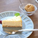 リトルカフェ ポルタ - ベイクドチーズケーキとコーヒーナッツアイス