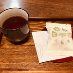 阿闍梨餅本舗 京菓子司 満月 - 108円でお茶まで出して下さいます。お持ち帰りも1個から可能ですヽ(´▽｀)/