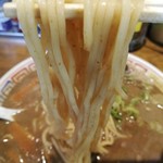 中華そば まる井 - 全粒粉入りの多加水細ストレート角麺