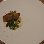 レ・カネキヨ - Viande ～肉料理～ 北海道産「十勝牛ロース」のロティ 旬のグリーンアスパラとフォアグラのソテー ヴィネガー風味のソースとグリーンペッパー・ソース
