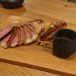 レ・カネキヨ - Viande ～肉料理～ 北海道産「十勝牛ロース」のロティ 旬のグリーンアスパラとフォアグラのソテー ヴィネガー風味のソースとグリーンペッパー・ソース