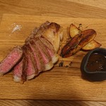 レ・カネキヨ - Viande ～肉料理～ 北海道産「十勝牛ロース」のロティ 旬のグリーンアスパラとフォアグラのソテー ヴィネガー風味のソースとグリーンペッパー・ソース