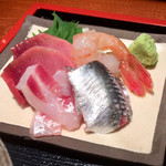 めしの助 - お刺身
      ①生インド本まぐろの中トロ
      ②真鯛
      ③いわし
      ④ボタン海老