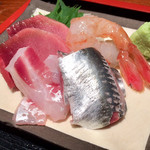 めしの助 - お刺身
      ①生インド本まぐろの中トロ
      ②真鯛
      ③いわし
      ④ボタン海老