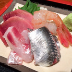 めしの助 - お刺身
      ①生インド本まぐろの中トロ
      ②真鯛
      ③いわし
      ④ボタン海老
