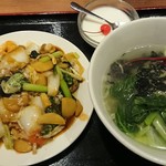 鉄人 餃子坊 - ワンタン麺と中華丼 ¥750