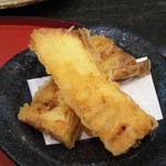 天ぷら わかやま - 筍。アクを抜かずに揚げた香ばしい逸品です。