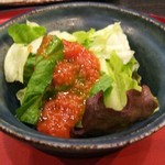天ぷら わかやま - 食前のサラダ。2種類のドレッシングからトマト味のドレッシングをチョイス。