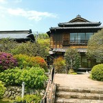 Soba To Toto - 別の場所ですが、高尾駒木野庭園。左の平屋と右の２階建ては共に昭和初期に建てられた戦前の日本家屋。