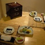 峩々温泉 - （夕食）テーブルセッティング時に既に団子が置いてある