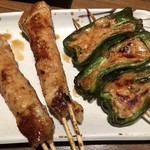 鳥げん - つくね。180円 ピーマン肉詰。200円
      