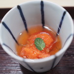 津の守坂 小柴 - フルーツトマト蜜煮　ブラッドオレンジのジュレ掛け