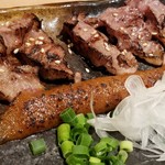 熊本馬料理　うまかつ - 馬ヒモ肉とニンニク味噌炙り