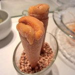 カセント - タパス：レッドムーンとバタークリームのコルネ　北海道産うにを乗せて