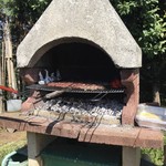 Ipermercato Carrefour - 家庭菜園の端にあるBBQ専用炉