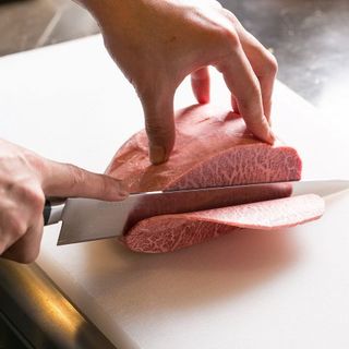 将顶级肉进一步打磨的工匠技艺...对于毫米单位的切法也是...