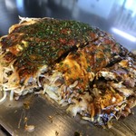 Okonomi Hiroba - 2〜3切れ食べたところ。
