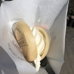 グランドテラス・カフェスタンド - 中までしっかりソフトクリーム入ってるよ！