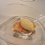 カセント - デザート一品目：マスカルポーネのアイス　金柑のコンポート