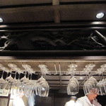 Nogizaka Torikou - カウンターの上には欄間（らんま）とワイングラス。