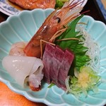 旅館 山本荘 - 刺身。カツオ、イカ、ボタン海老。