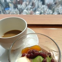 アーティスト カフェ - アイスもあるし～♪
                      バニラと抹茶アイスにあんみつかけて和風パフェみたいに盛り付けました(^o^)