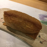 割烹 一楓 - ・稲荷　カレー味 目の前にずっと置いてあった稲荷寿司。 「これなんですか？」って聞いたら「気づいた人だけに提供しています」とのこと。 深夜はアラカルトもやっているようですから。 稲荷の中身はお楽しみ。カレー味、福神漬けが入っていました。 びっくりな美味しさ。