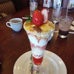 ロイヤルホスト - イチゴブリュレパフェ
