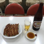 ぎょうざの天雅 - 餃子と瓶ビール①