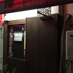 カナイユ - お店の入口　赤い庇が目印です