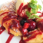 Mixed berry croissant French cuisine (drink included)