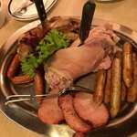 Schumacher Brau Im Goldenen Kessel - 名物プラット（皿）　　　　　　　　　　　アイスバイン・ソーセージ　ローストポーク等々