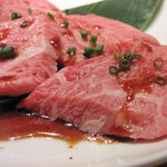 Shibuya Yakiniku Kongouen - おススメ③，秘伝のタレに漬け込んだお肉は誰もが納得する味わいです。
