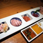 焼鳥・元気 - 今回は、お店の一押しの料理にしましたよ。 元気コース１９８０円です。 地鶏５種類造り盛と焼き鳥５串のセットになっています。 最初に造り５種盛の登場です。 お洒落な器に入って出てきましたよ。