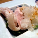 焼鳥・元気 - 手前から見ていきましょう。 一番手前の１品です。 とりハラミゆびきです。 これが、絶品でしたよ。 一番美味しかったかも。 ビールが進んで大変でした。