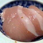 焼鳥・元気 - ２番目です。 むね肉のたたきです。 安定した美味しさですね。 鶏の旨みが十分に出ていましたよ。