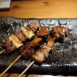 焼鳥・元気 - 造りが終わると、焼き鳥が始まりましたよ。 １本、１本、順番に出してきてくれます。 一挙に来ないので、全て熱々で食べれますよ。 これは、嬉しいサービスですよね。