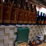 焼鳥・元気 - 店内の雰囲気です。 白を基調とした、とってもお洒落な店内ですよ。 入口近くに４人掛けのテーブル席があります。 真ん中にカウンター席があります。