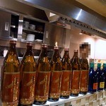 焼鳥・元気 - カウンターの中は、厨房になっています。 そして、カウンターの後ろがテーブル席になっています。 奥は、座敷となっているようでした。