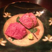 加藤牛肉店 銀座 - 手前がお刺身。奥はタタキ。