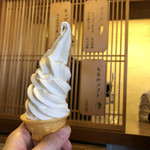 豆腐庵山中 - おとうふソフトクリーム320円。小さいので高級なんだけど豆乳の香りも程よくてあっさりしてるけどミルキーで予想外に美味しい上品なソフトだった。