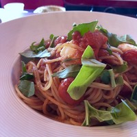 リストランテ・スコーラ - トマトとモッツァレラチーズのスパゲティ