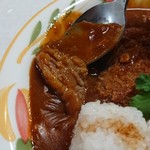 丹沢湖レストハウス - 三保ダムカレーに足柄牛メンチカツが付いています。肉の脂旨味がカレーの辛さを緩和。