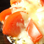 かりふわ堂 - トマトチーズ￥780 / 国産の熟した美味しいトマトに、いい感じ火が入って甘さ倍増！