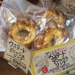 Itarian Ando Tedukuri Pan Koubou Bonjoruno - カスタードデニッシュリングです✨
      デニッシュ生地を編み込みリング状に手作りカスタードクリームをトッピングし焼き上げた甘くて美味しい菓子パンです