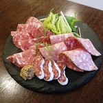 燻製 炭火焼 肉バル ミートピア - サラミ盛り合わせは超オススメ！