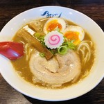 麺や 紡 - コレで700円は安い。柔らか焼豚、半熟味玉、甘めのメンマもスープと麺に合う。ナルトはご愛嬌。