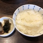 麺や 紡 - 付け合せの昆布・椎茸の佃煮はガッツリ醤油が効いてる。
